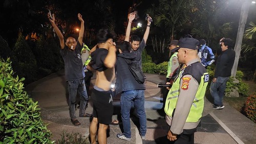 Patroli polisi bersama pecalang di Lapangan Puputan, Minggu (25/6/2023) dini hari, menemukan seorang pria membawa sajam dan gerombolan pengunjung yang pesta miras.