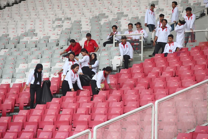 Komunitas Juang dan IM Ambara langsung bergerak membersihkan area dalam stadion Gelora Bung Karno (GBK) selepas acara puncak Bulan Bung Karno (BBK) 2023 rampung sekitar pukul 17.00 WIB, pada Sabtu (24/6).