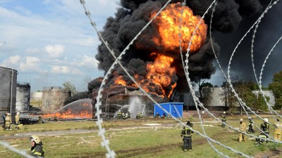 Penampakan Depot Minyak di Rusia Kebakaran Hebat