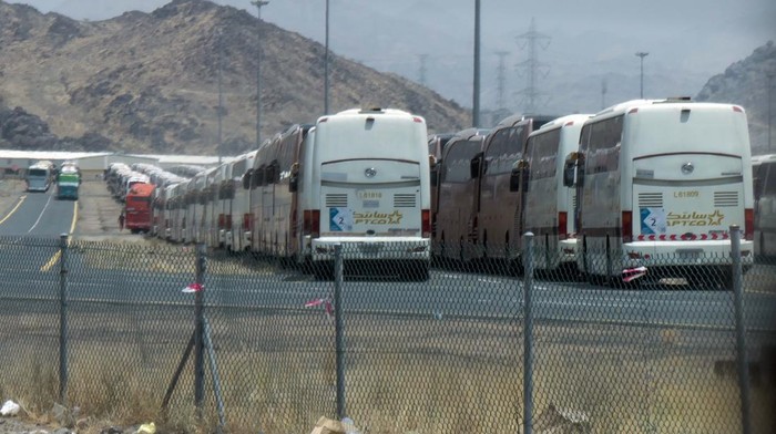 Penampakan Deretan Bus yang Disiapkan Saat Puncak Haji Deretan bus yang dipersiapkan untuk transportasi saat puncak ibadah haji terparkir di kawasan menuju Muzdalifah, Mekah, Arab Saudi, Sabtu (24/6/2026). ANTARA FOTO/Wahyu Putro A/aww.