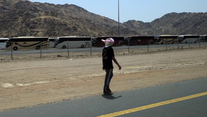 Penampakan Deretan Bus yang Disiapkan Saat Puncak Haji Deretan bus yang dipersiapkan untuk transportasi saat puncak ibadah haji terparkir di kawasan menuju Muzdalifah, Mekah, Arab Saudi, Sabtu (24/6/2026). ANTARA FOTO/Wahyu Putro A/aww.