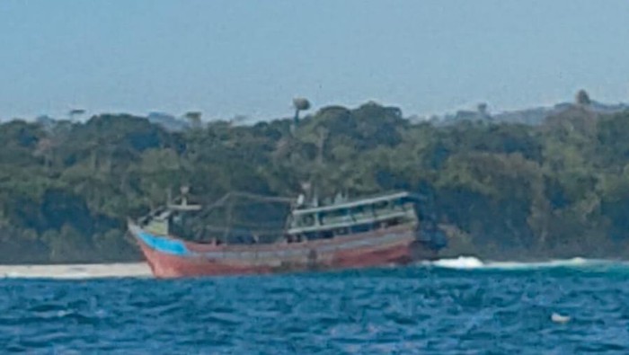 Penampakan kapal nelayan yang menabrak karang di Banyuwangi
