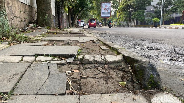 Penampakan trotoar rusak di Jalan Gatot Subroto, Kota Bandung.