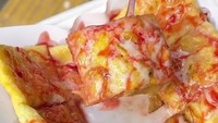 Sebelum diberikan kepada pelanggannya, martabak akan dipotong kotak-kotak. Dilengkapi dengan garpu kecil agar memudahkan pelanggannya untuk makan. Foto: TikTok/bangkokfoodie