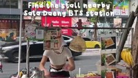 Pada gerobaknya tertulis Roti Pandan dan beberapa varian yang ditawarkan. Tak lupa ia juga membubuhkan fotonya sebagai identitas bisnisnya. Foto: TikTok/bangkokfoodie