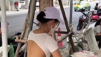 Selain rasa makanan yang enak, penampilan penjualnya diakui pelanggan membuat salah fokus. Hal tersebut lantaran pakaian seksi yang dikenakannya. Foto: TikTok/bangkokfoodie