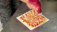 Selain selai cokelat, ada pilihan lain yaitu selai strawberry. Tak pelit, toppingnya dikucurkan dengan melimpah. Foto: TikTok/bangkokfoodie