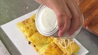 Jika memesan varian yang spesial, penjualnya akan membuat dua tumpukan martabak. Lebih tebal, akan lebih puas makannya. Foto: TikTok/bangkokfoodie