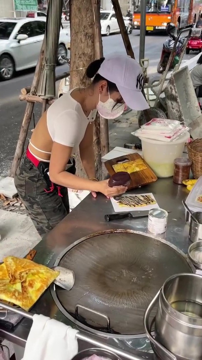 Gaya Seksi Penjual Martabak Pisang di Thailand Bikin Salfok!
