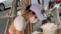 Setelah martabak matang, ada juga topping tambahan. Selai cokelat akan dikucurkan ke atas adonan yang masih panas. Foto: TikTok/bangkokfoodie