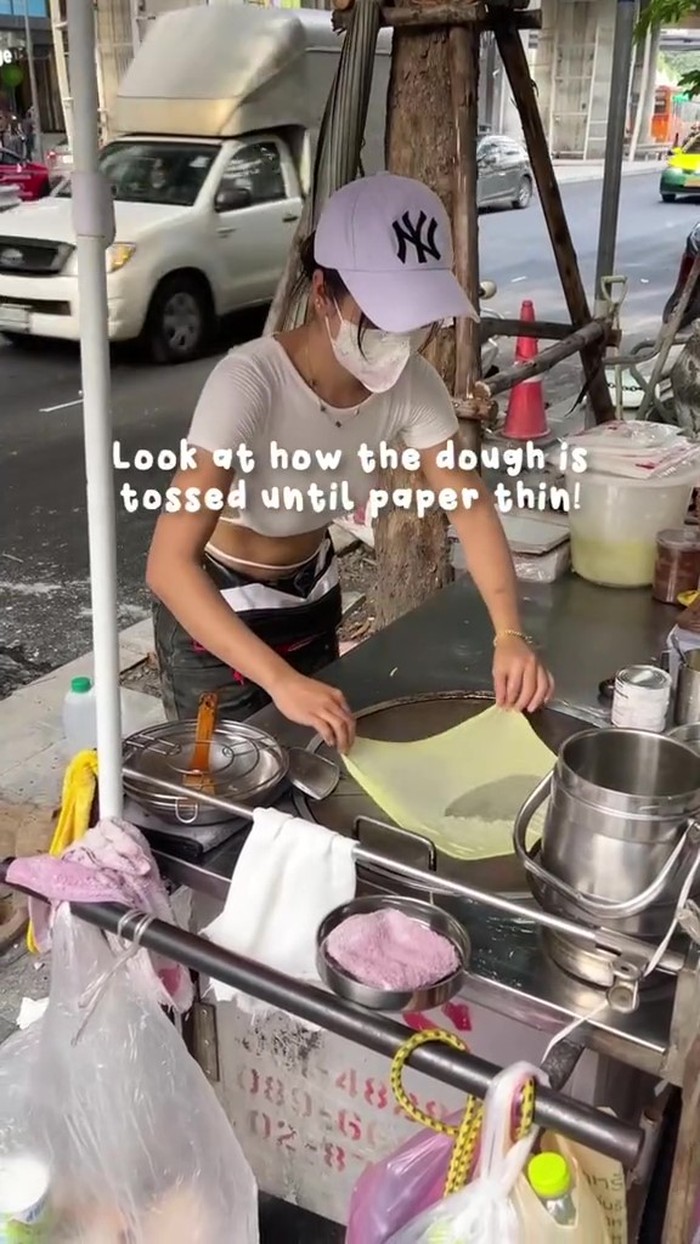 Gaya Seksi Penjual Martabak Pisang di Thailand Bikin Salfok!