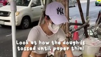 Kelincahan tangannya memamerkan cara membuat adonan hingga sangat tipis. Setelah itu, adonan akan dimasak di atas wajan besar. Foto: TikTok/bangkokfoodie