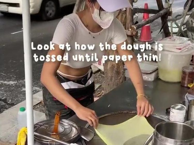 Gaya Seksi Penjual Martabak Pisang di Thailand Bikin Salfok!