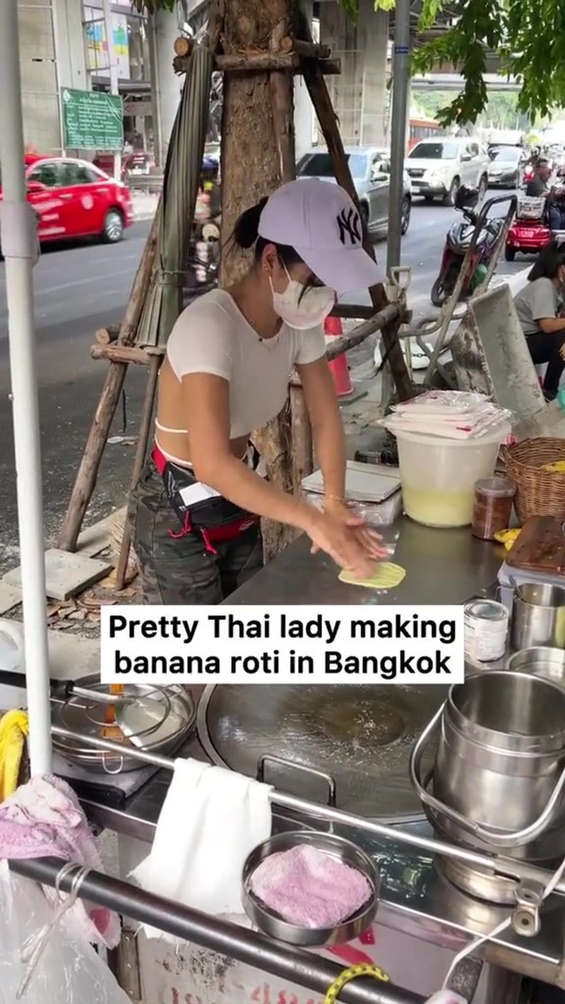 Gaya Seksi Penjual Martabak Pisang di Thailand Bikin Salfok!