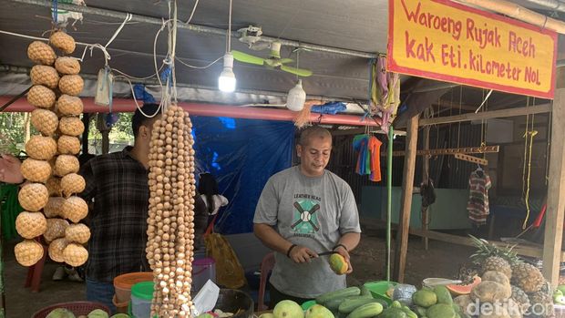 Penjual rujak bumbu rumbia di Sabang. (Kartika Sari/detikSumut)