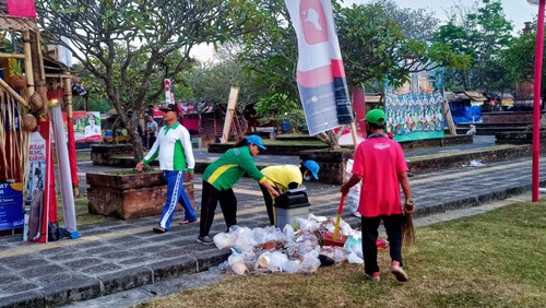 Petugas DLH Karangasem membersihkan sampah area pameran UMKM serangkaian HUT Kota Amlapura di Taman Budaya Candra Buana, Minggu (25/6/2023). (Foto: I Wayan Selamat Juniasa)