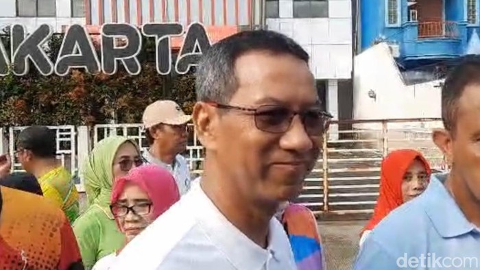 Pj Gubernur DKI Heru Budi Hartono tersenyum saat ditanya soal Ganjar telepon usai dengar keluhan warga. (Annisa/detikcom)