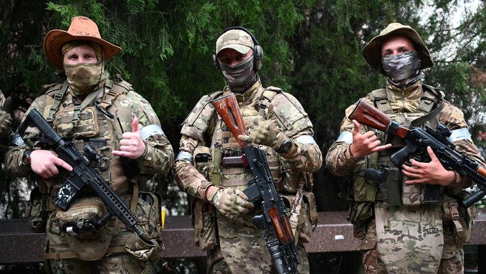 Fighters of Wagner private mercenary group are deployed in a street near the headquarters of the Southern Military District in the city of Rostov-on-Don, Russia, June 24, 2023. REUTERS/Stringer
