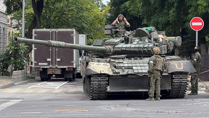 Fighters of Wagner private mercenary group are deployed in a street near the headquarters of the Southern Military District in the city of Rostov-on-Don, Russia, June 24, 2023. REUTERS/Stringer