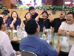 Prabowo Makan Nasi Padang Bareng Jurnalis hingga Pengusaha Muda di Kemang