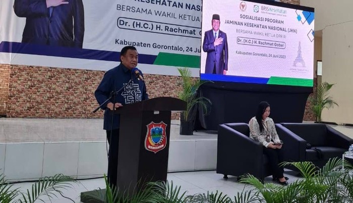 Wakil Ketua DPR RI Koordinator Bidang Industri dan Pembangunan (Korinbang) Rachmat Gobel saat berdialog dengan masyarakat di dua tempat berbeda, yaitu di Kabupaten Gorontalo dan di Kabupaten Bone Bolango, Sabtu (24/6).