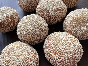 Resep Onde-onde Donat yang Empuk dengan Isian Legit Enak