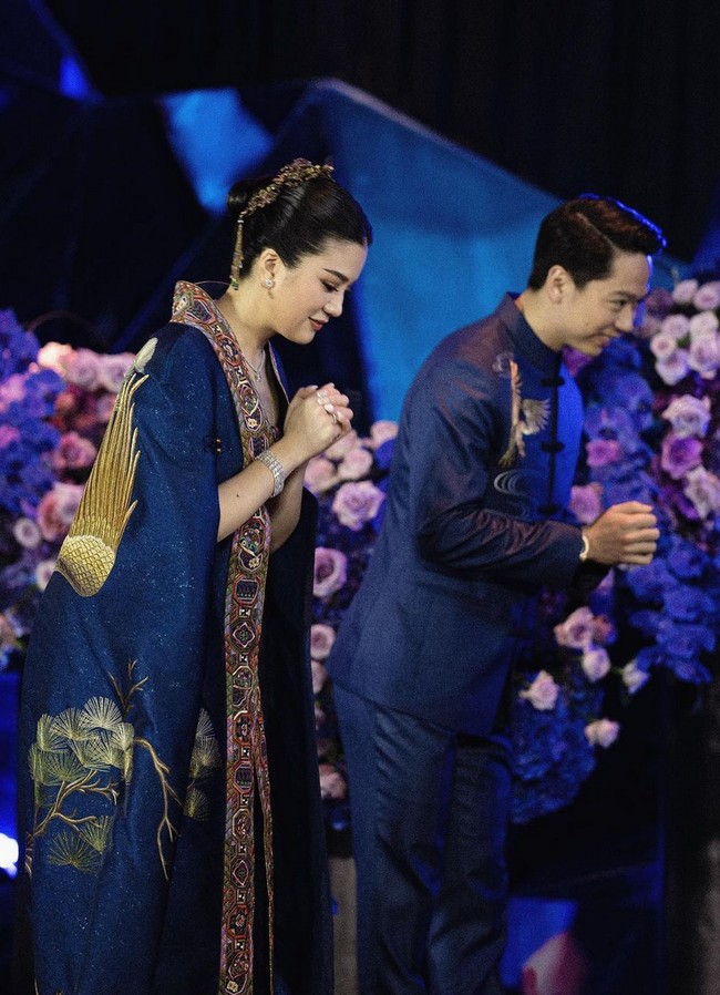 “Tepat tiga bulan setelah pernikahan suci kami di Paris, kami dengan senang hati merayakan persatuan kami dengan keluarga dan teman-teman kami di Jakarta di Royal Glasshouse, Park Hyatt Jakarta,” tulis Valencia pada caption unggahan video di Instagram. Foto: Instagram/@morden.co