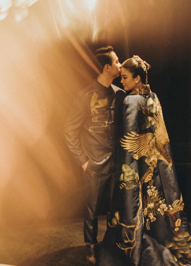 Setelan cheongsam datang dari koleksi Wonghang Tailor. Atlet bulu tangkis ini menata rambutnya dengan gaya clean dan sleek. Foto: Instagram/@morden.co