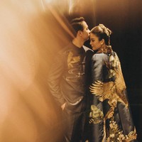 Setelan cheongsam datang dari koleksi Wonghang Tailor. Atlet bulu tangkis ini menata rambutnya dengan gaya clean dan sleek. Foto: Instagram/@morden.co