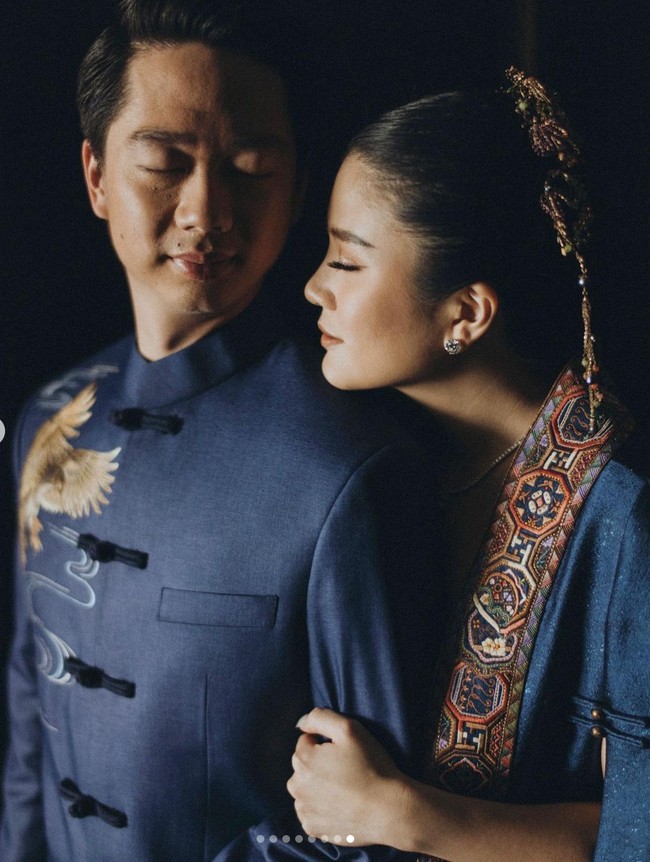 Seperti di acara pernikahan sebelumnya, pemimpin di perusahaan media ini memilih riasan natural tapi cantik dan manglingi hasil sapuan makeup artist Ladchahaha. Foto: Instagram/@morden.co