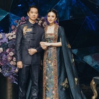 Resepsi pernikahan Kevin Sanjaya dan Valencia Tanoesoedibjo digelar di Park Hyatt Jakarta. Acara digelar mewah dengan perpaduan gaya modern dan budaya China. Foto: Instagram/@morden.co