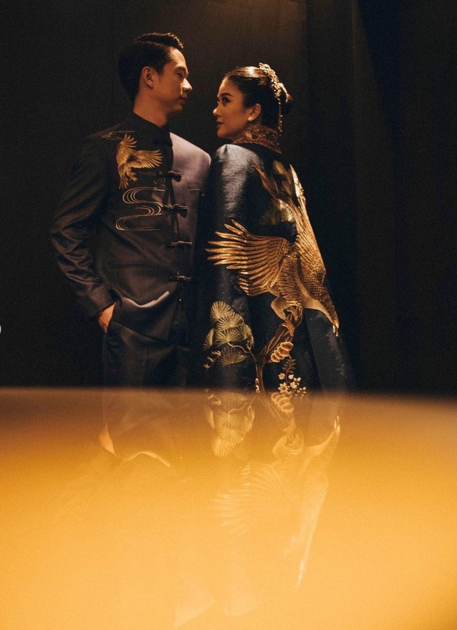 Keduanya mengangkat budaya China dengan bergaya oriental. Valencia tampil megah dan anggun bak putri raja China gaun cheongsam yang dilengkapi jubah berhias bordir bentuk bunga rancangan Adrian Gan. Foto: Instagram/@morden.co