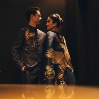 Keduanya mengangkat budaya China dengan bergaya oriental. Valencia tampil megah dan anggun bak putri raja China gaun cheongsam yang dilengkapi jubah berhias bordir bentuk bunga rancangan Adrian Gan. Foto: Instagram/@morden.co