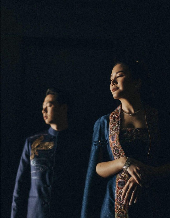 Kevin Sanjaya memakai setelan cheongsam warna biru royal yang juga dihiasi bordiran burung bernilai seni tinggi.  Foto: Instagram/@morden.co