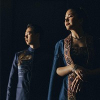 Kevin Sanjaya memakai setelan cheongsam warna biru royal yang juga dihiasi bordiran burung bernilai seni tinggi.  Foto: Instagram/@morden.co