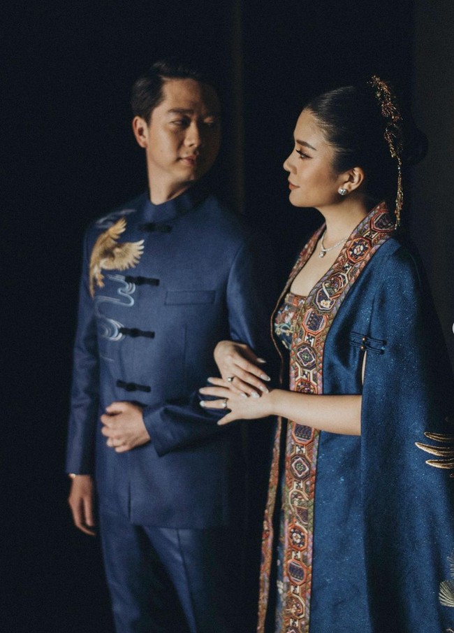 Rambut dengan tatanan sanggul tinggi dipercantik hiasan kepala karya desainer aksesori Rinaldy A Yunardi menambah kesan elegan. Foto: Instagram/@morden.co