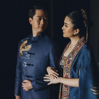 Rambut dengan tatanan sanggul tinggi dipercantik hiasan kepala karya desainer aksesori Rinaldy A Yunardi menambah kesan elegan. Foto: Instagram/@morden.co