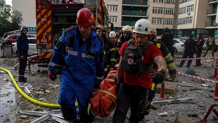 Rescuers carry a woman extricated from debris at the site where an apartment building was damaged during Russian missile strikes, amid Russias attack on Ukraine, in Kyiv, Ukraine June 24, 2023. Press service of the State Emergency Service of Ukraine/Handout via REUTERS ATTENTION EDITORS - THIS IMAGE HAS BEEN SUPPLIED BY A THIRD PARTY.