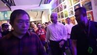 Gubernur Jawa Tengah itu tiba di lokasi dengan didampingi Ketua Tim Koordinasi Relawan Pemenangan Pilpres PDIP Ahmad Basarah. Ganjar mendapatkan sambutan hangat dari para milenial yang tengah nongkrong di sana sesaat turun dari mobil.  