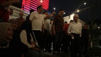 Ganjar juga sempat menyambangi para pemuda yang tengah asyik menikmati pertunjukan musik rock di sana. Sebelum memasuki tempat acara, para penonton yang hadir kompak menyambut Ganjar.  