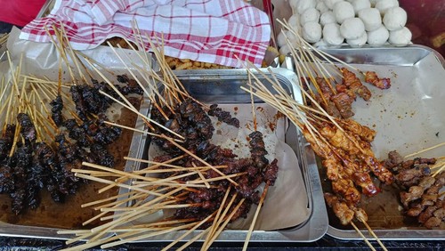 Tampilan sate bekicot, sate kakul hingga sate biawak yang ditawarkan di stand Mang Kakul yang berada di PKB ke-45 pada Sabtu (24/6/2023)