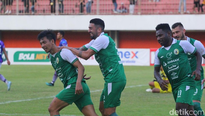 Selebrasi pemain PSS Sleman usai menjebol gawang Persib Bandung untuk menyamakan kedudukan, di laga uji coba di Stadion Maguwoharjo, Minggu (25/6/2023).