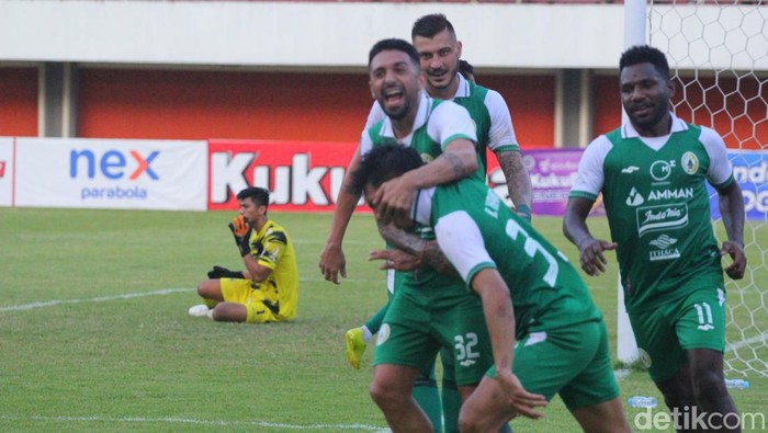 Selebrasi pemain PSS Sleman usai menjebol gawang Persib Bandung untuk menyamakan kedudukan, di laga uji coba di Stadion Maguwoharjo, Minggu (25/6/2023).