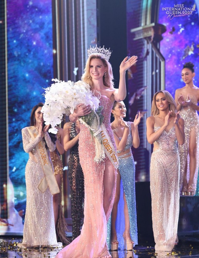 Solange Dekker yang mewakili Belanda berhasil menyisihkan 21 finalis lainnya di Miss International Queen 2023. Sosoknya berhasil memukau juri tak hanya di malam final tapi juga selama karantina dari 14 - 24 Juni 2023. Foto: Instagram/@theamazonsolange @missinternationalqueen