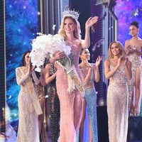 Solange Dekker yang mewakili Belanda berhasil menyisihkan 21 finalis lainnya di Miss International Queen 2023. Sosoknya berhasil memukau juri tak hanya di malam final tapi juga selama karantina dari 14 - 24 Juni 2023. Foto: Instagram/@theamazonsolange @missinternationalqueen