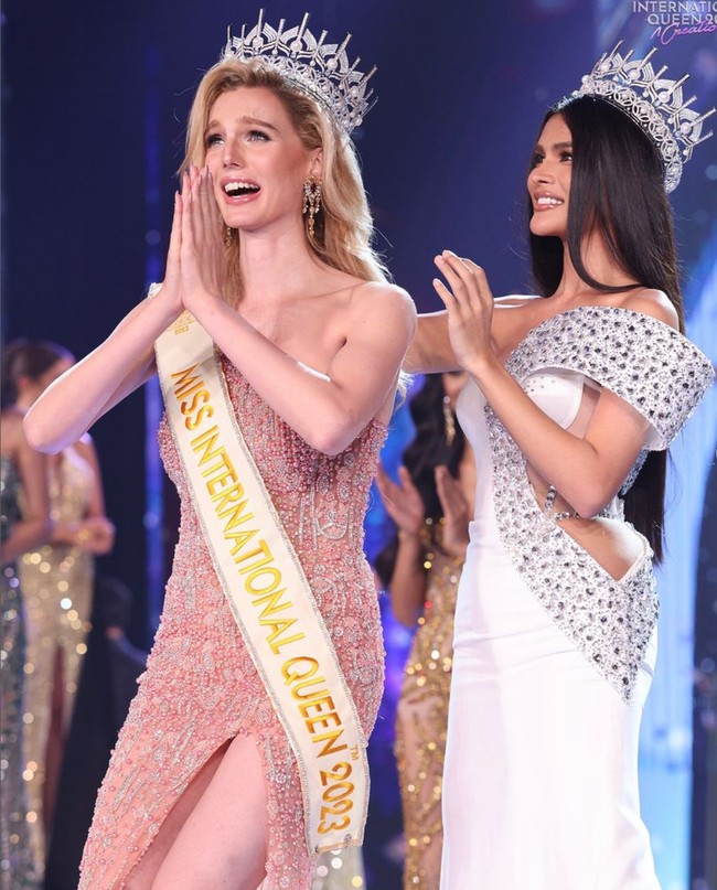 Malam final Miss International Queen digelar di Tiffanys Show Theater, Pattaya, Thailand. Solange Dekker berhasil menjuarai ajang ratu kecantikan khusus untuk wanita transgender ini di usia 27 tahun. Foto: Instagram/@theamazonsolange @missinternationalqueen