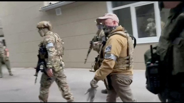 Sosok Yevgeny Prigozhin, βKoki Putinβ yang Jadi Bos Tentara Bayaran Wagner Founder of Wagner private mercenary group Yevgeny Prigozhin and Russian Wagner Group fighters are seen at the headquarters of the Southern Military District of the Russian Armed Forces in Rostov-on-Don, Russia, in this screen grab from a video released on June 24, 2023. Video Obtained by REUTERS. THIS IMAGE HAS BEEN SUPPLIED BY A THIRD PARTY. NO RESALES. NO ARCHIVES.