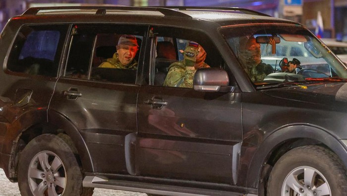 Sosok Yevgeny Prigozhin, βKoki Putinβ yang Jadi Bos Tentara Bayaran Wagner Wagner mercenary chief Yevgeny Prigozhin leaves the headquarters of the Southern Military District amid the group's pullout from the city of Rostov-on-Don, Russia, June 24, 2023. REUTERS/Alexander Ermochenko