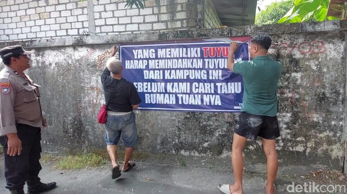Spanduk tuyul di Lamongan