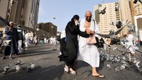 Jemaah calon haji disambut dengan cuaca panas saat tiba di Makkah Al-Mukarramah.  